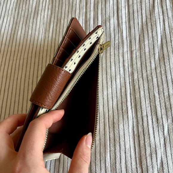 Neutral Fossil Wallet with Heart Pattern - Picture 6 of 6